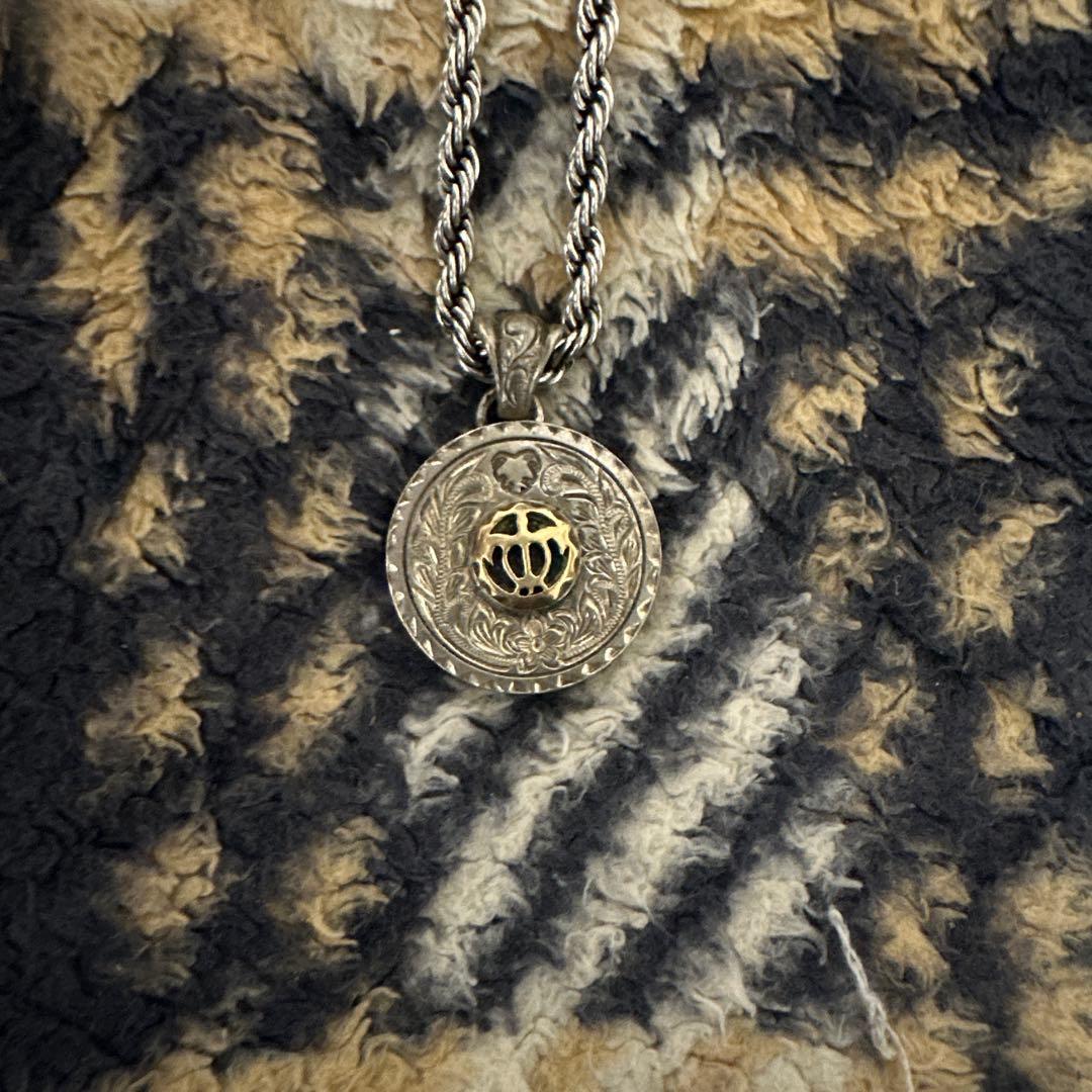 ハワイアンジュエリー シルバー彫刻メダルネックレス