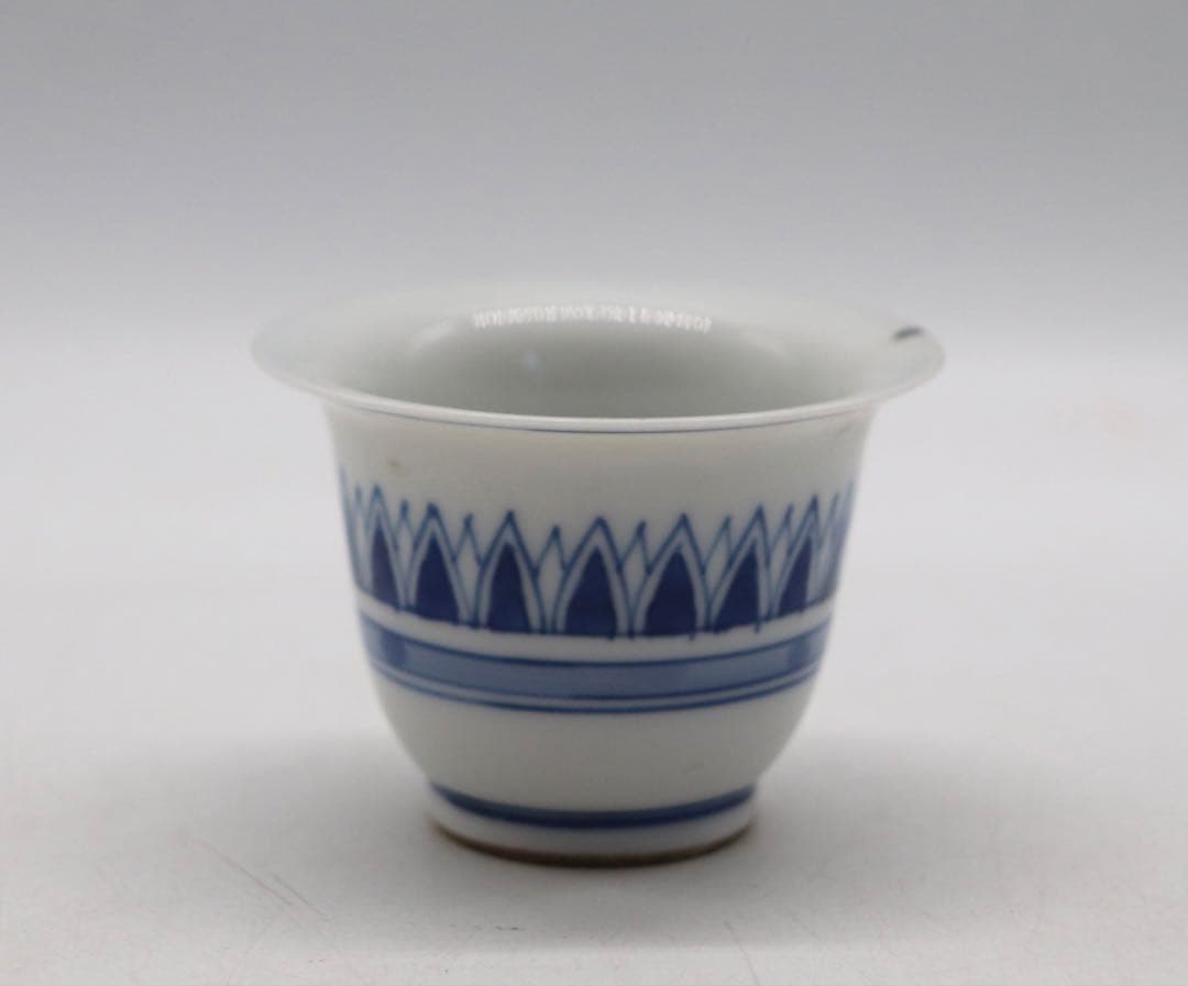 中国　大明成化年製　染付蓮弁紋小杯　木箱入　送料込み250210