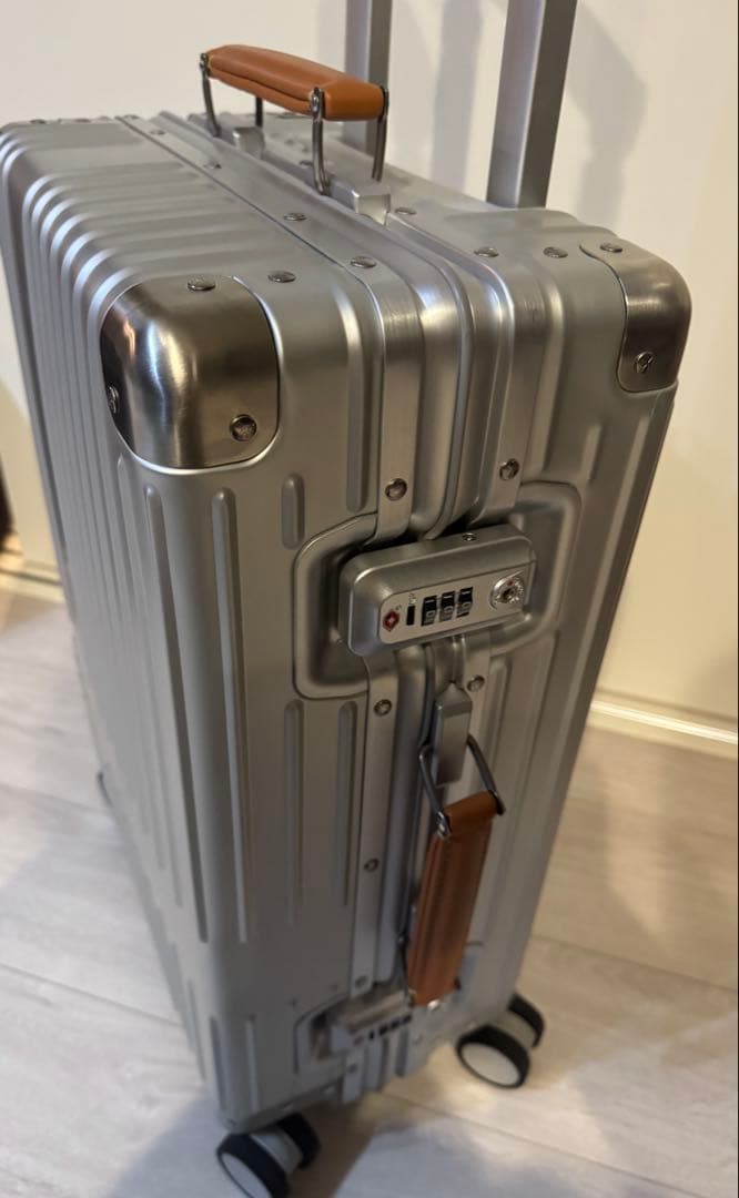 イノベーター アルミ　スーツケース　36Ｌ　innovator キャリーケース