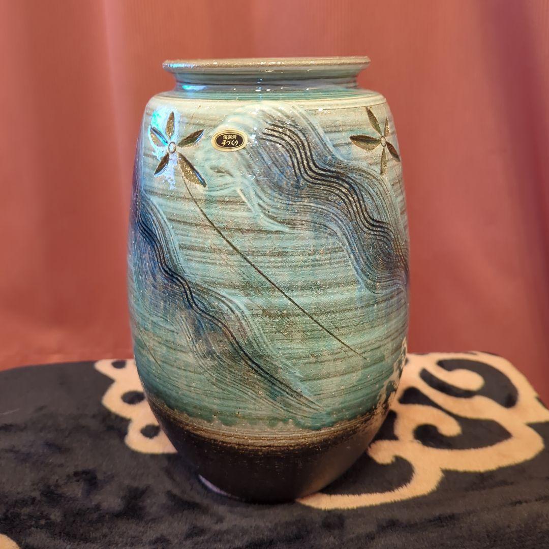 青と緑の波模様の陶芸花瓶