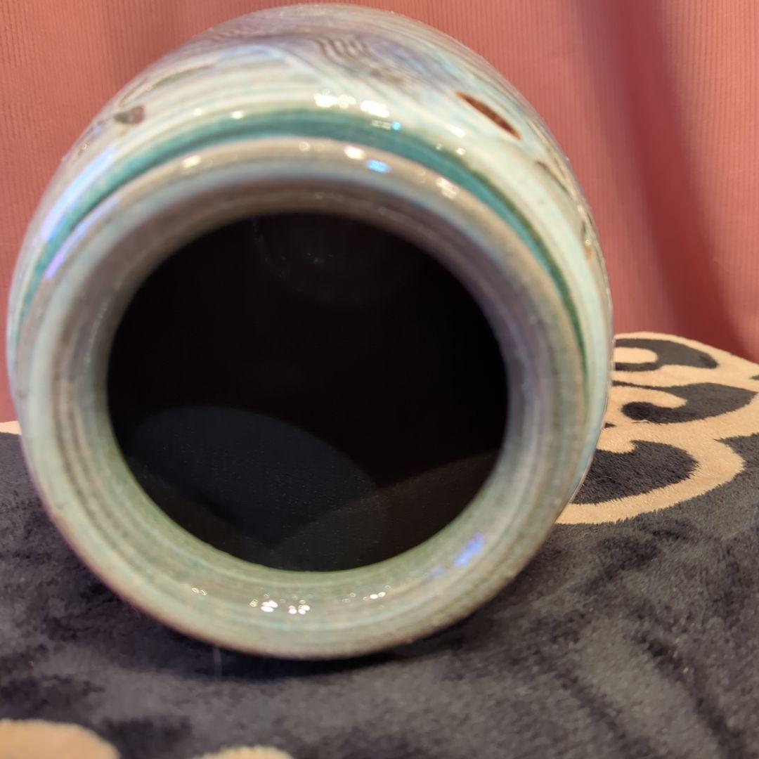 青と緑の波模様の陶芸花瓶