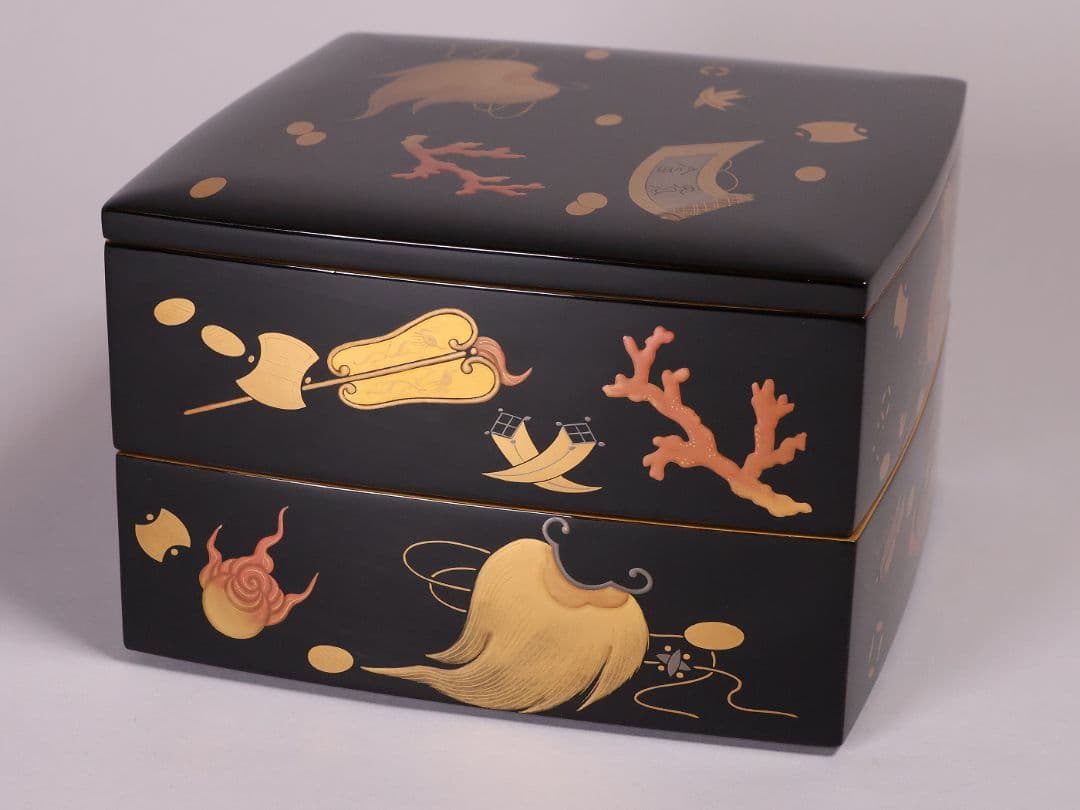 【MA941】輪島塗 宝尽くし蒔絵 二段重 木製漆器 漆芸 重箱 金蒔絵 黒 朱