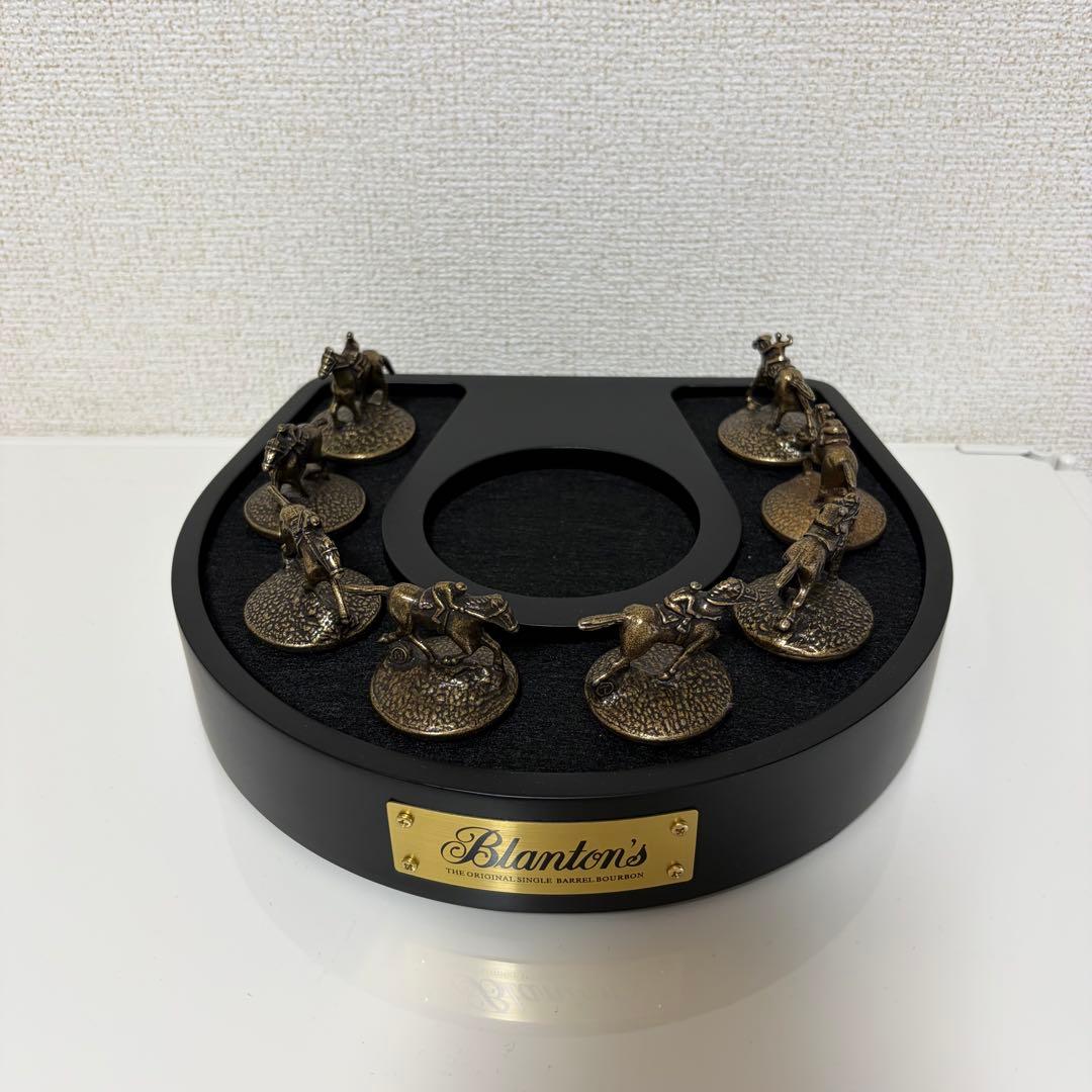ウイスキー　Blanton's 台座・ボトルキャップセット