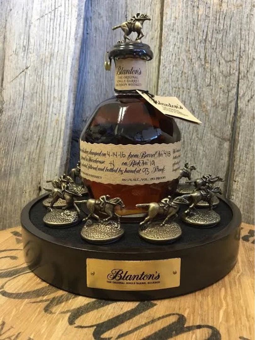 ウイスキー　Blanton's 台座・ボトルキャップセット
