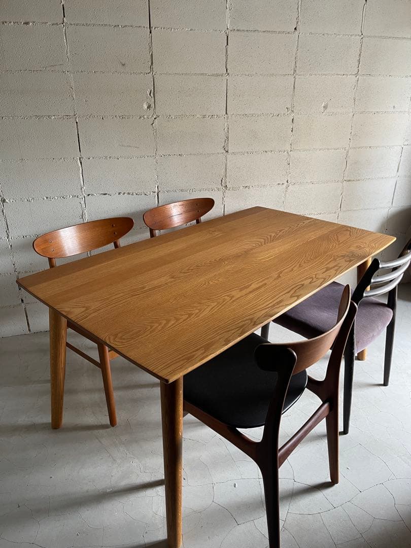 美品　天然木オーク無垢材　ダイニングテーブル　テーパー丸脚　斜め脚　北欧スタイル