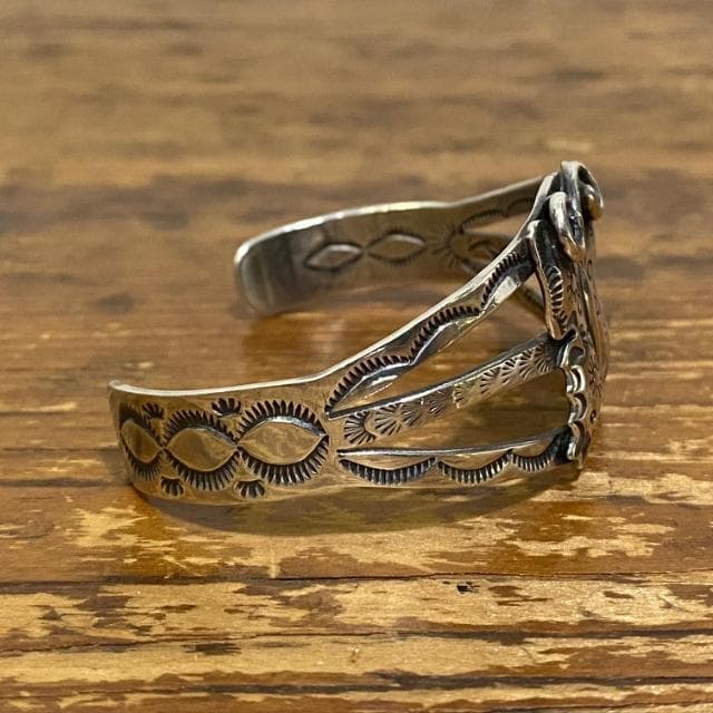 ナバホ族 Vernon Begay バタフライ スタンプワーク シルバーバングル