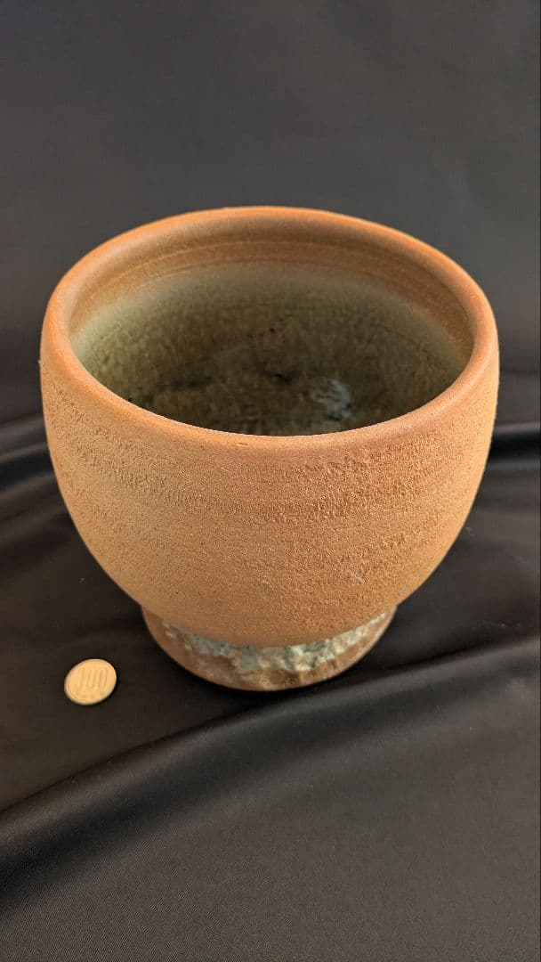 素焼きのような丸形鉢 台座付き