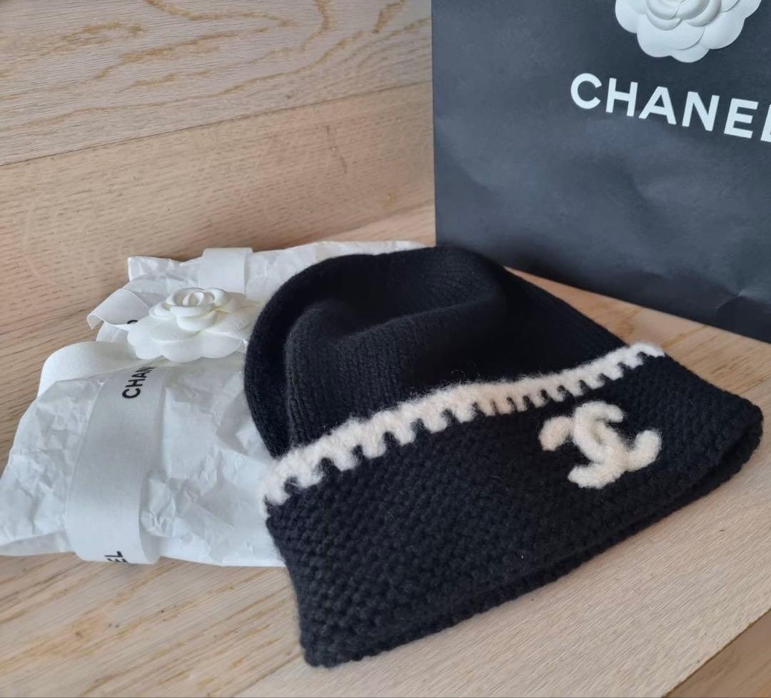 CHANEL ニット帽 黒・白 ロゴ刺繍