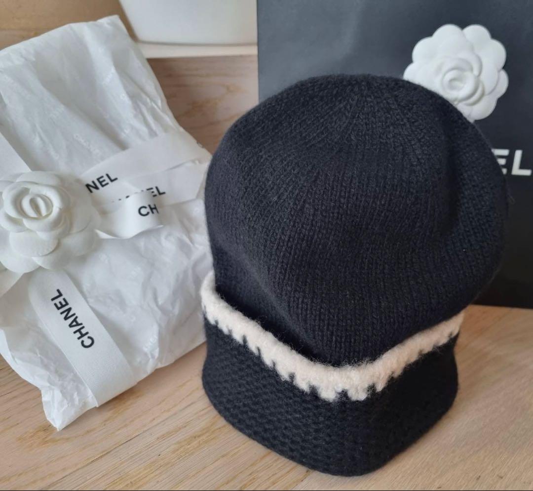 CHANEL ニット帽 黒・白 ロゴ刺繍