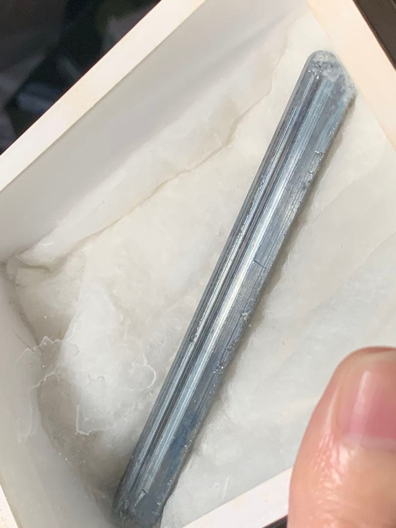 国産鉱物　愛媛県市ノ川鉱山の輝安鉱　スティブナイト　原石　鉱物標本　翡翠　根付