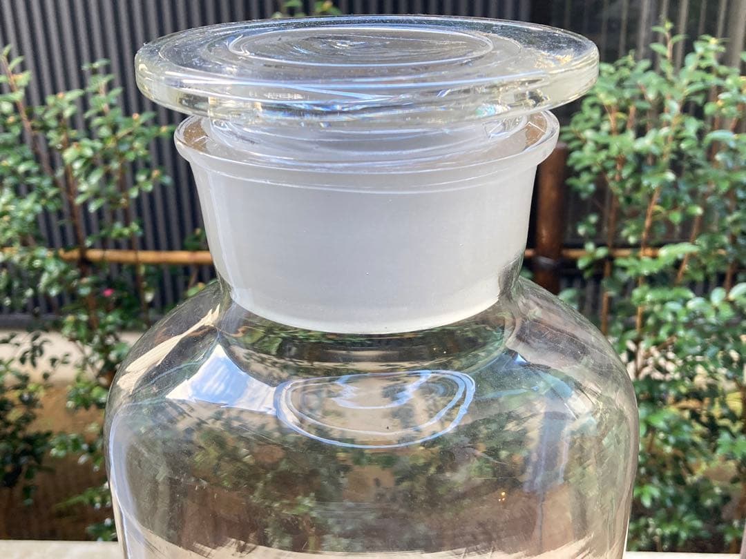 大きい試薬瓶　￼高さ約37センチ