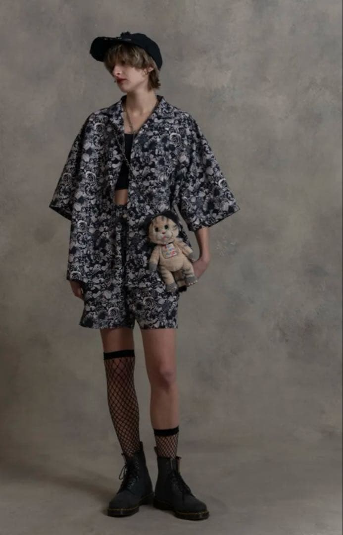 新品 LiSA ROY 花柄ショートパンツ