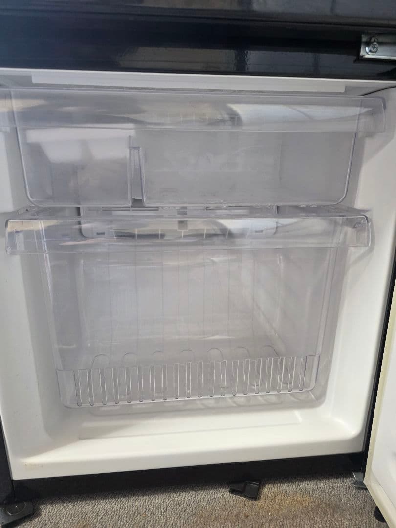 【送料込み】ブラック冷蔵庫 冷凍室付き　一人暮らし用 引っ越しのため、出品です。