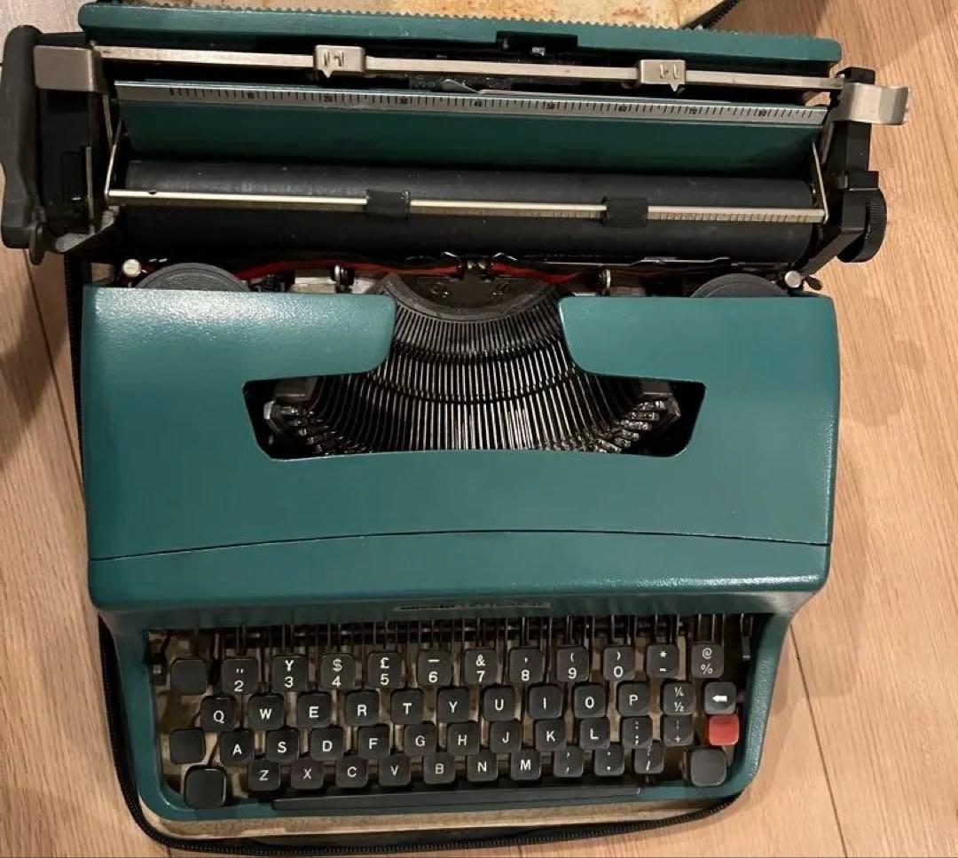 Olivetti Lettera 32 タイプライター　ケース付