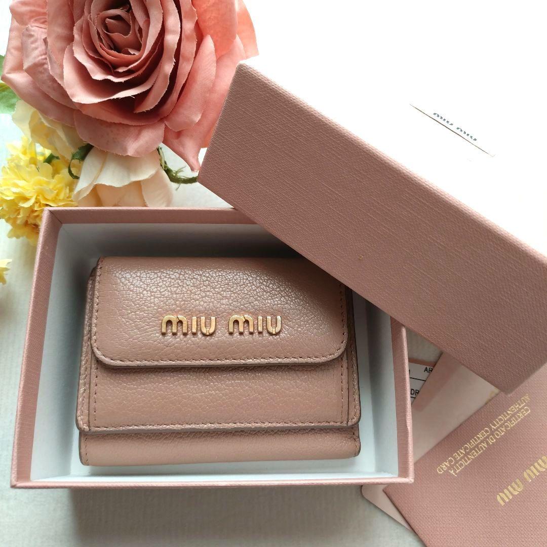 MIUMIU 三つ折り財布 コンパクトウォレット ゴールドロゴ ピンクベージュ
