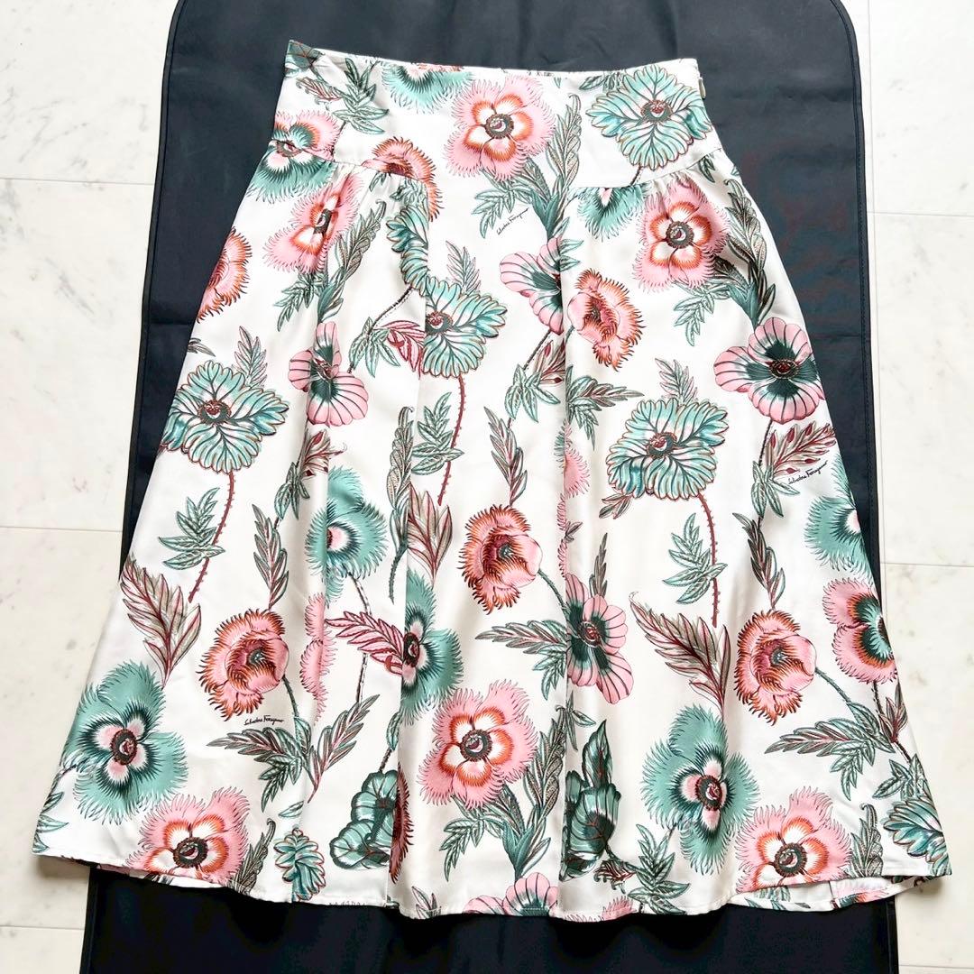 Salvatore Ferragamo 近年 シルク100% ボタニカルスカート