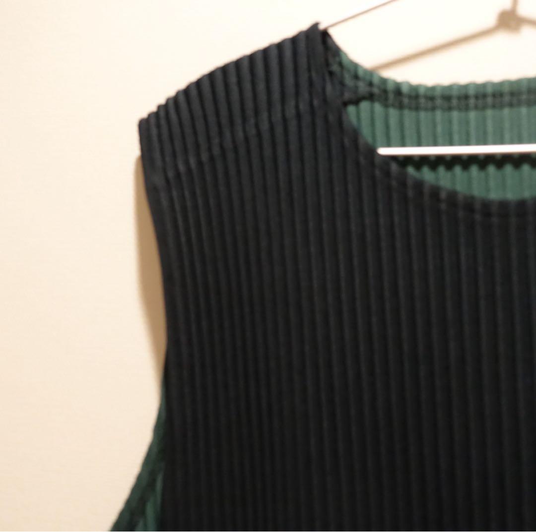 オムプリッセ イッセイミヤケ 丸首ベスト 黒と緑