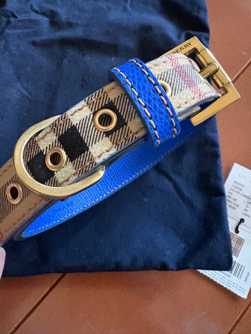 BURBERRY チェック柄 首輪 青　箱付　イギリスで購入　新品　試着のみ