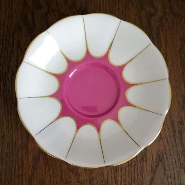 逸品　朱地アールデコ様式　カップ&ソーサー　ロイヤルアルバート　英国アンティーク