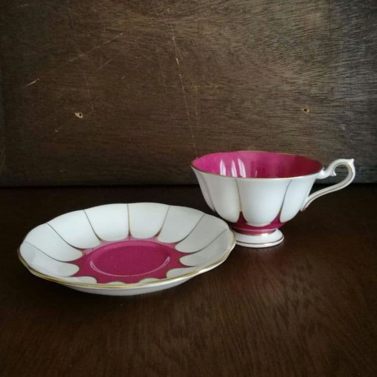 逸品　朱地アールデコ様式　カップ&ソーサー　ロイヤルアルバート　英国アンティーク