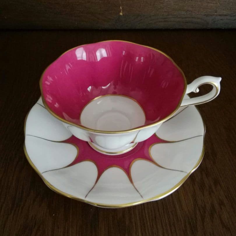 逸品　朱地アールデコ様式　カップ&ソーサー　ロイヤルアルバート　英国アンティーク