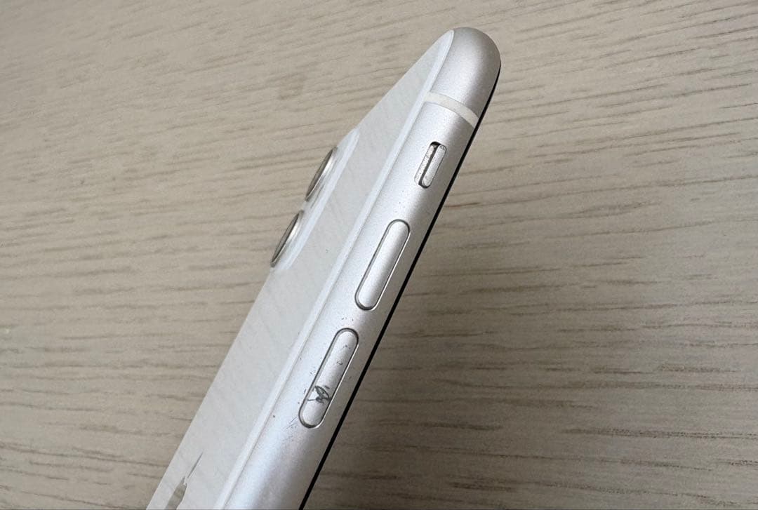 《側面キズあり》《本体のみ》iPhone11 128GB ホワイト SIMフリー