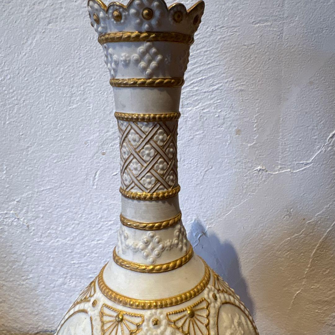 エレガントな金色装飾の花瓶