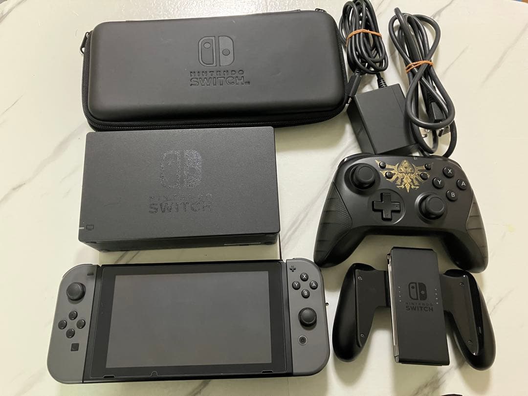 送料無料　美品　Nintendo Switch 本体 ホリコン付き