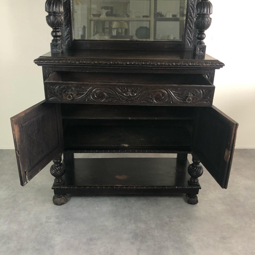 ゴシック調　アンティーク　サイドボード