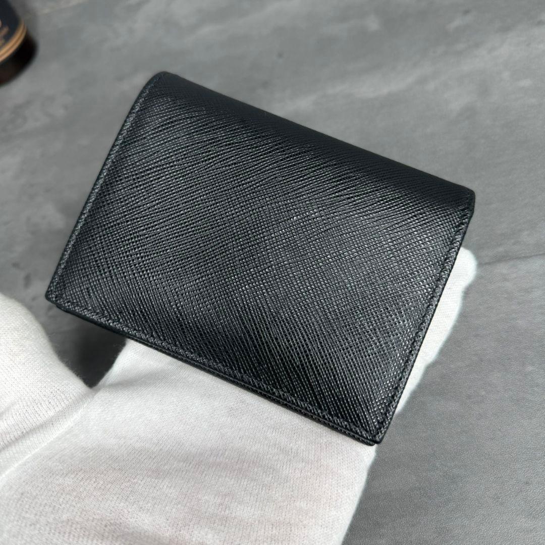 【RFID搭載】PRADA サフィアーノレザー 二つ折り財布 マルチカラー 黒