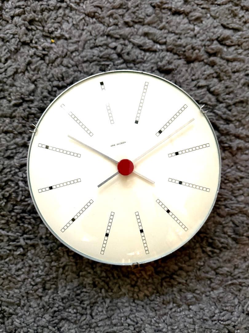 ARNE JACOBSEN モダン掛時計 ホワイト/レッド