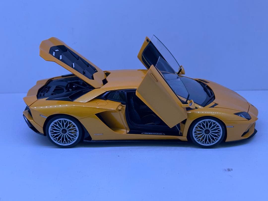 オートアート 1/18アヴェンタドールS