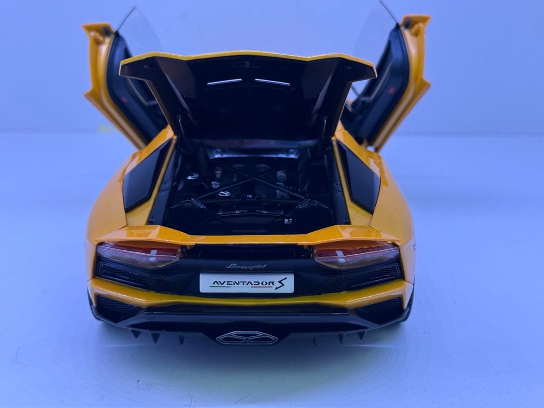 オートアート 1/18アヴェンタドールS