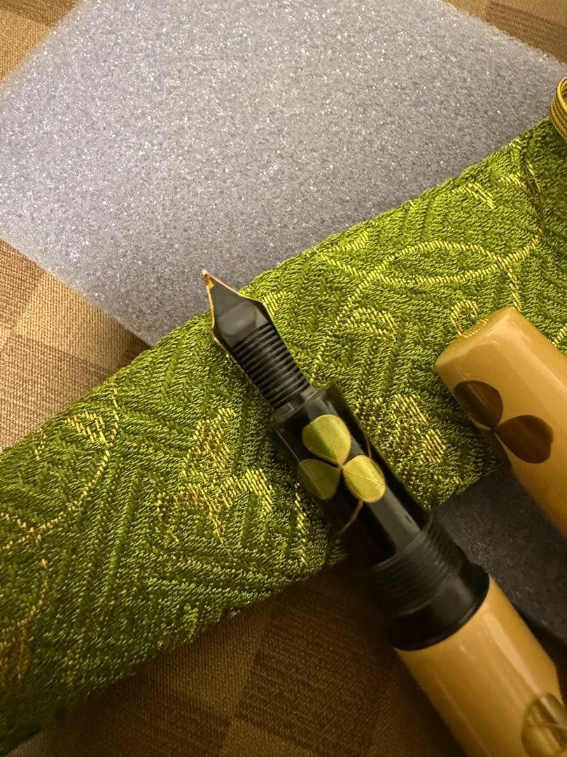 輪島屋善仁蒔絵、螺鈿、白漆万年筆、クローバー