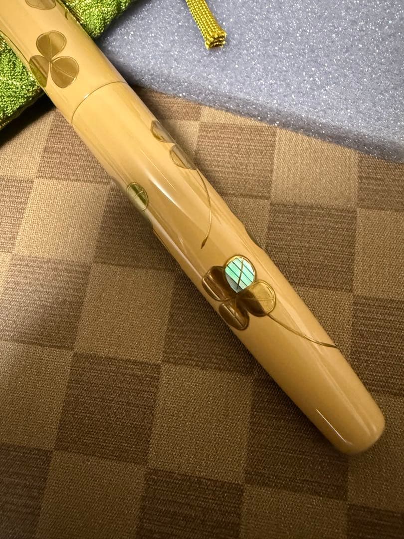 輪島屋善仁蒔絵、螺鈿、白漆万年筆、クローバー