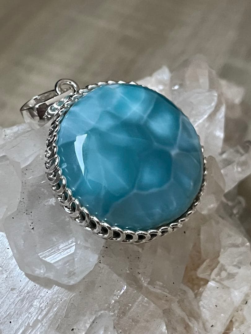 天然石☆高品質！ラリマーまる型ペンダントップ☆ワク付き☆濃いブルー＆模様美しい