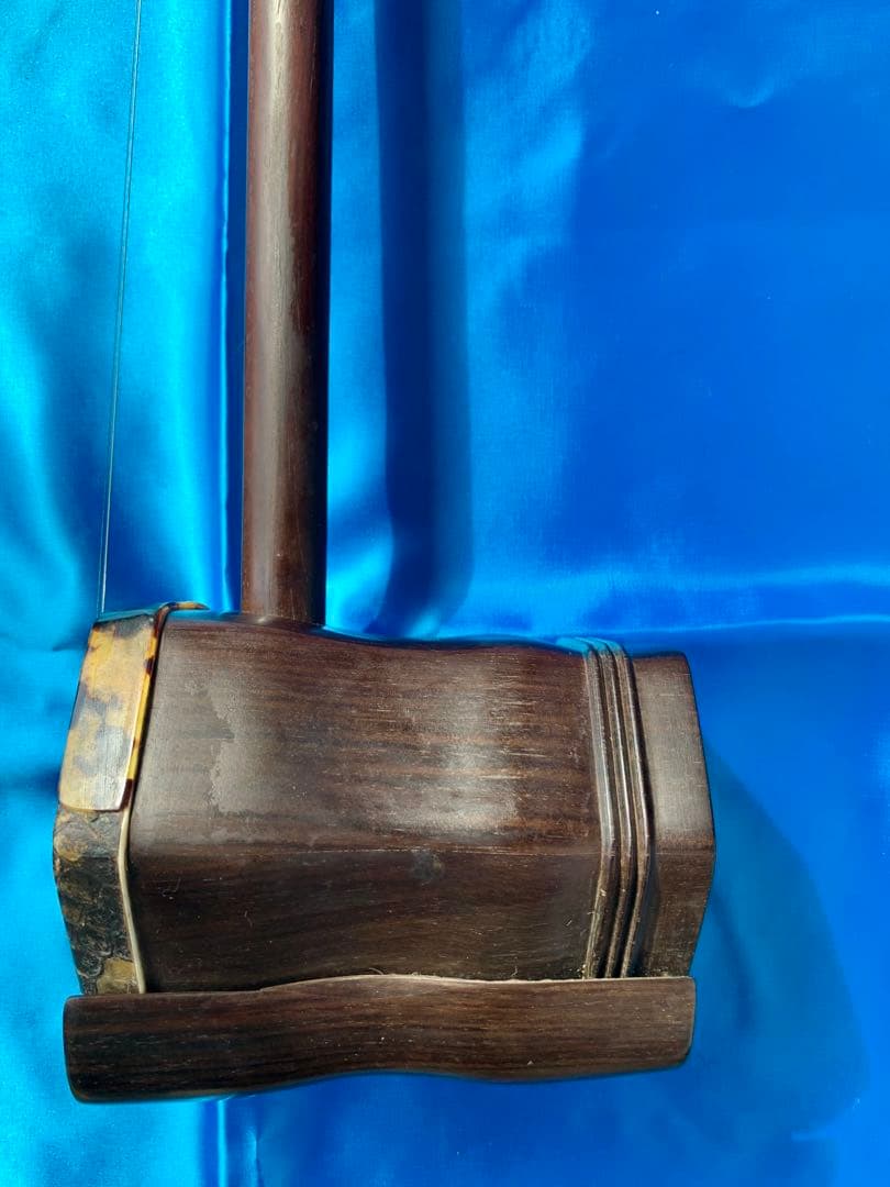 二胡★國際コンクール優勝者★万菊根先生の製作した★老紅木二胡です。