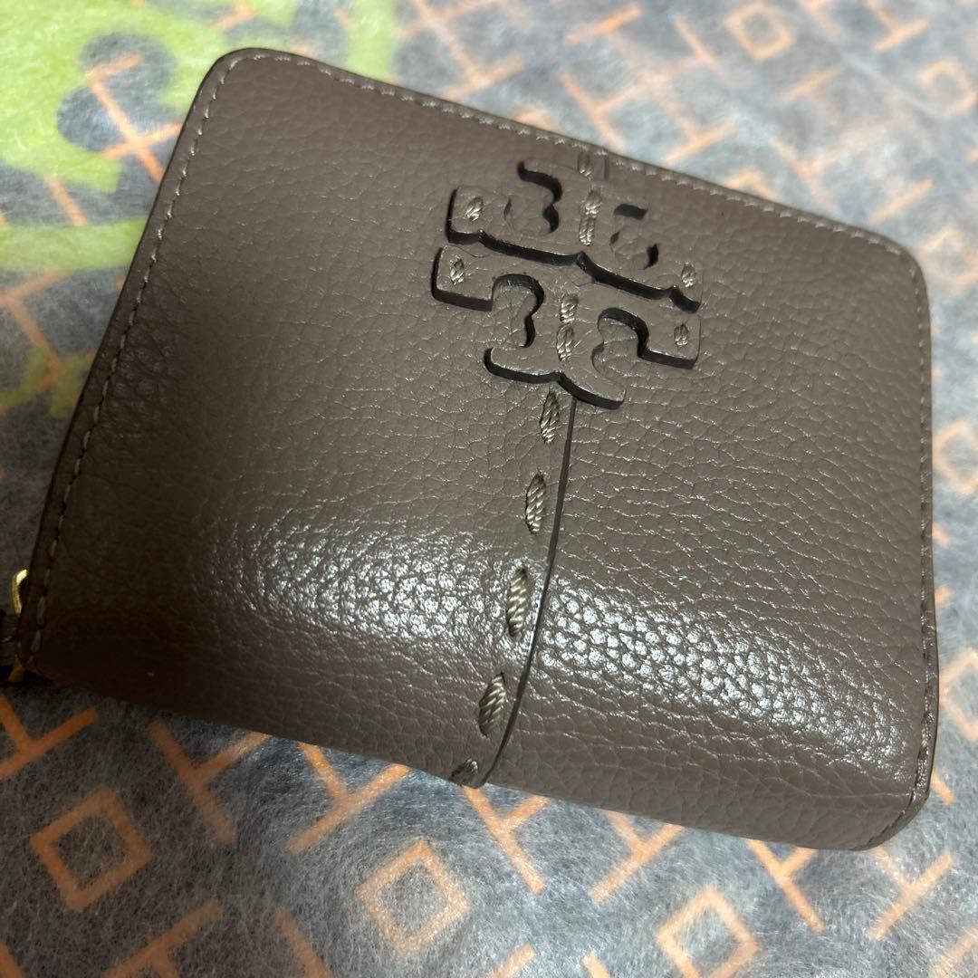 極美品　Tory Burch グレー系　レザー二つ折り財布