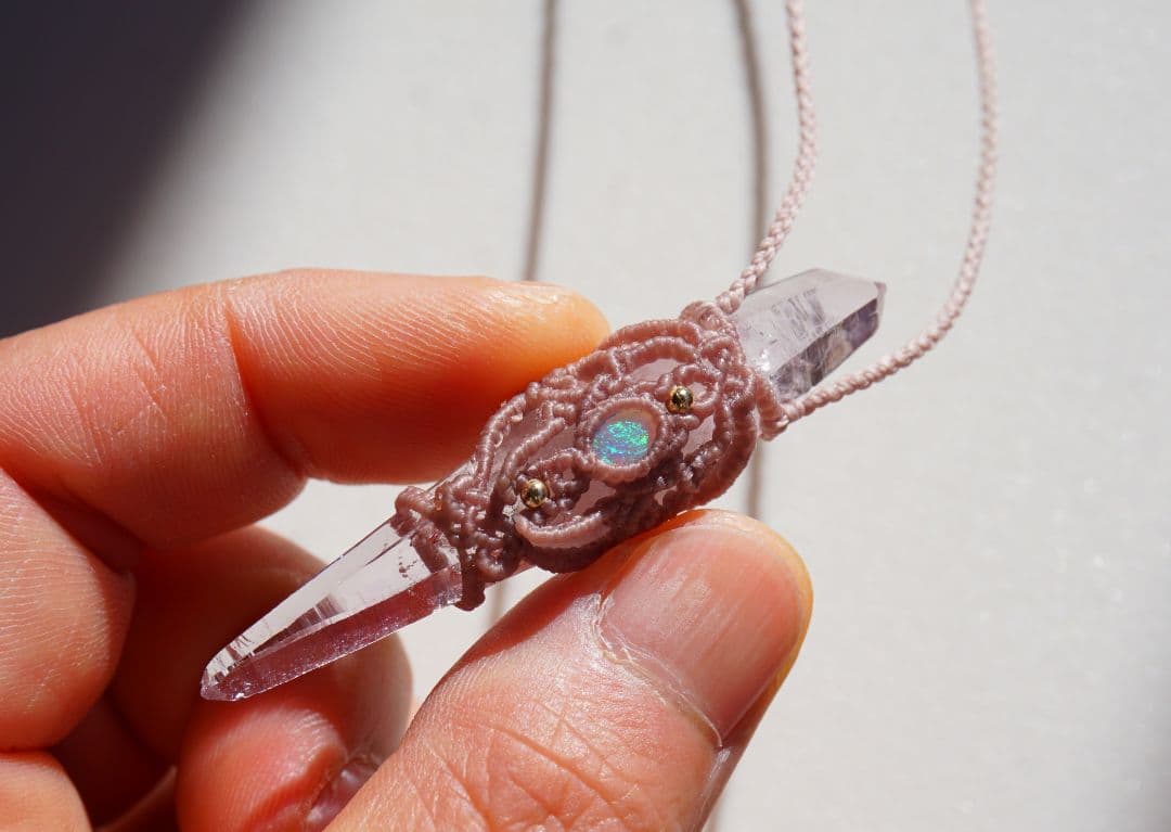 両剣ベラクルスアメジストポイント　エチオピア産オパール　マクラメ　ネックレス