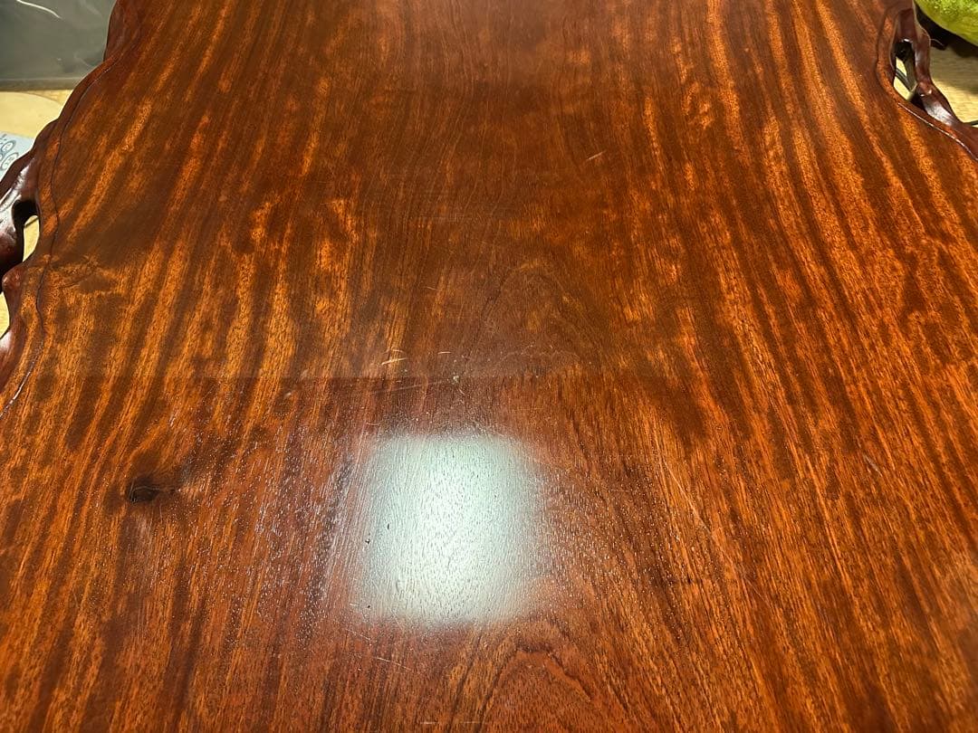 しっかりとした重みのある「欅1枚板」の座卓