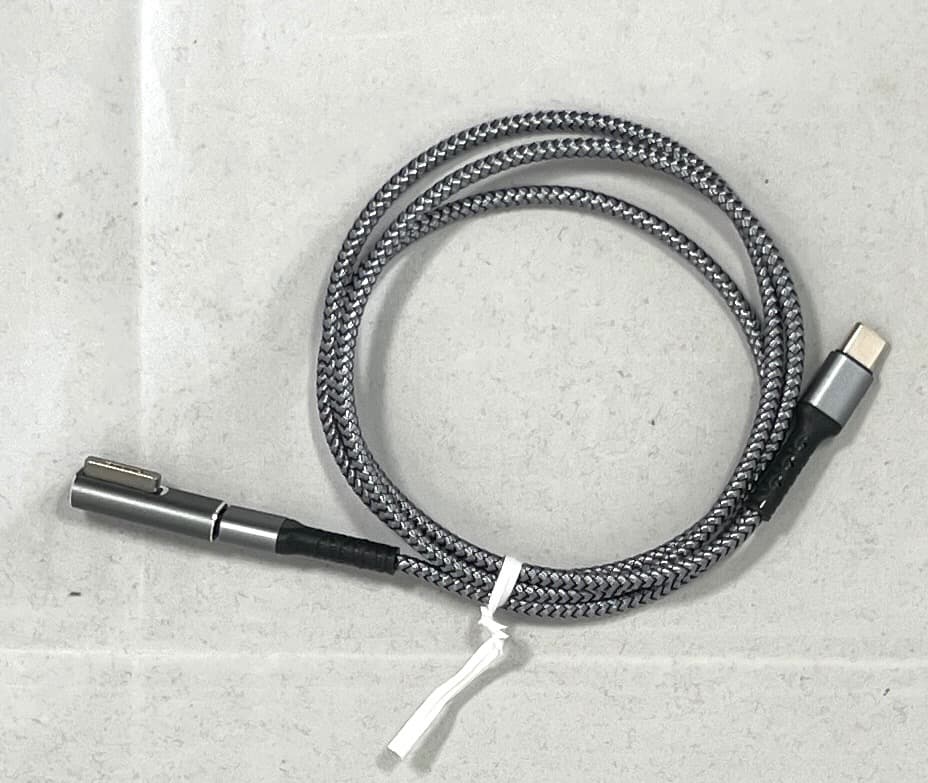 MacBook Air（Early2015） Sonoma稼働 筐体一部ワレあり