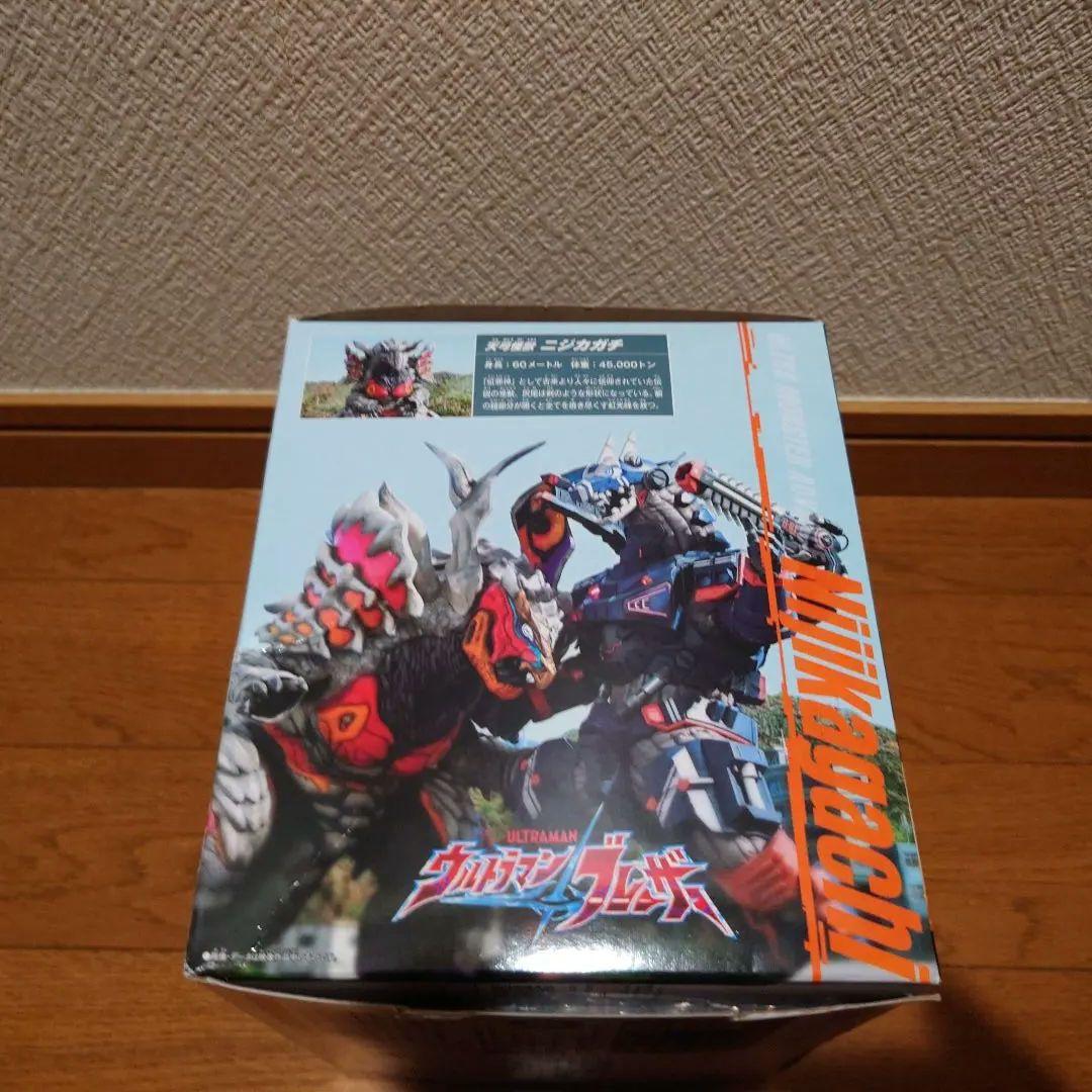 DXアースガロンと怪獣アドバンス ニジカガチ、ブレーザーの3点セット