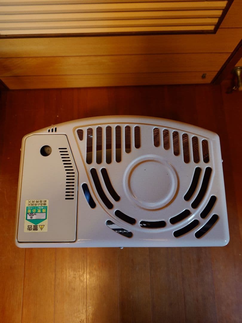 シャープ製自然通気形開放式石油ストーブ。