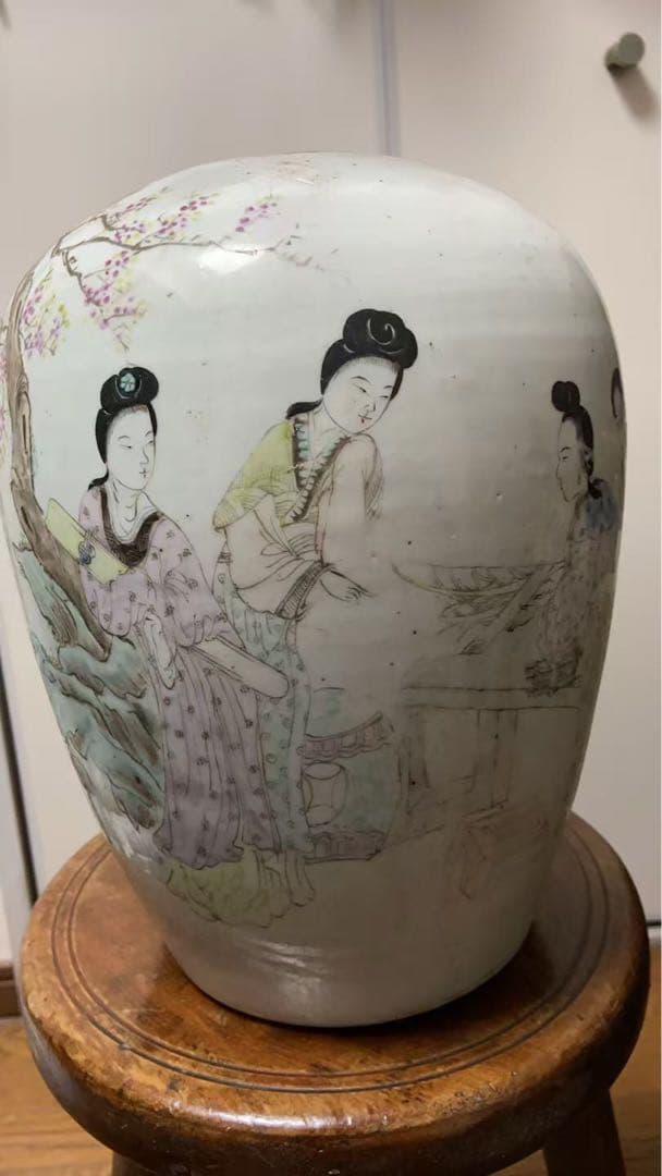 ス*ド様 骨董品3つ￼ 年季もの ￼染付人物文花 ツボ まとめ売り￼