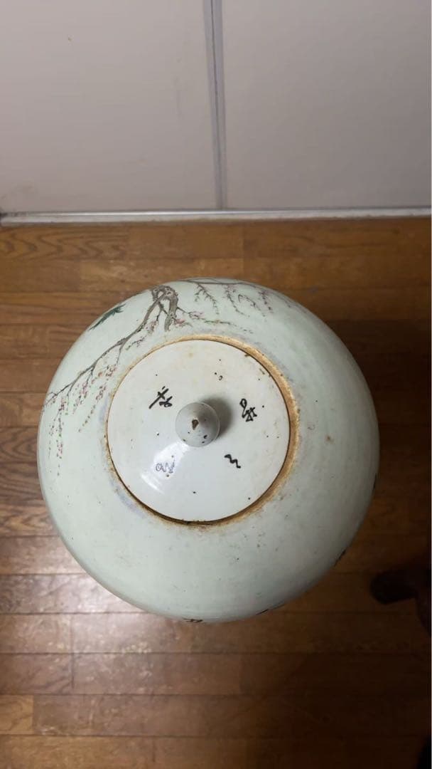 ス*ド様 骨董品3つ￼ 年季もの ￼染付人物文花 ツボ まとめ売り￼