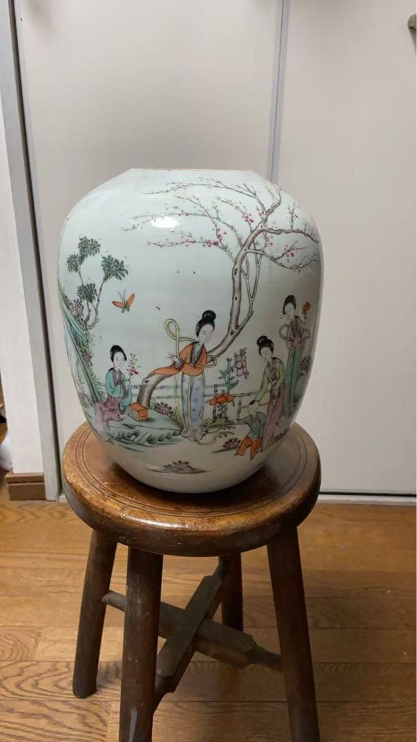 ス*ド様 骨董品3つ￼ 年季もの ￼染付人物文花 ツボ まとめ売り￼