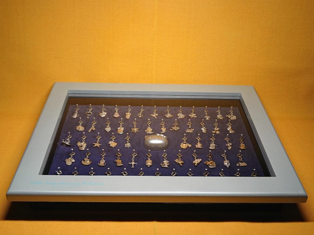 【美品】Hello Kitty　ハローキティ　チャーム　アクセサリー　工芸品