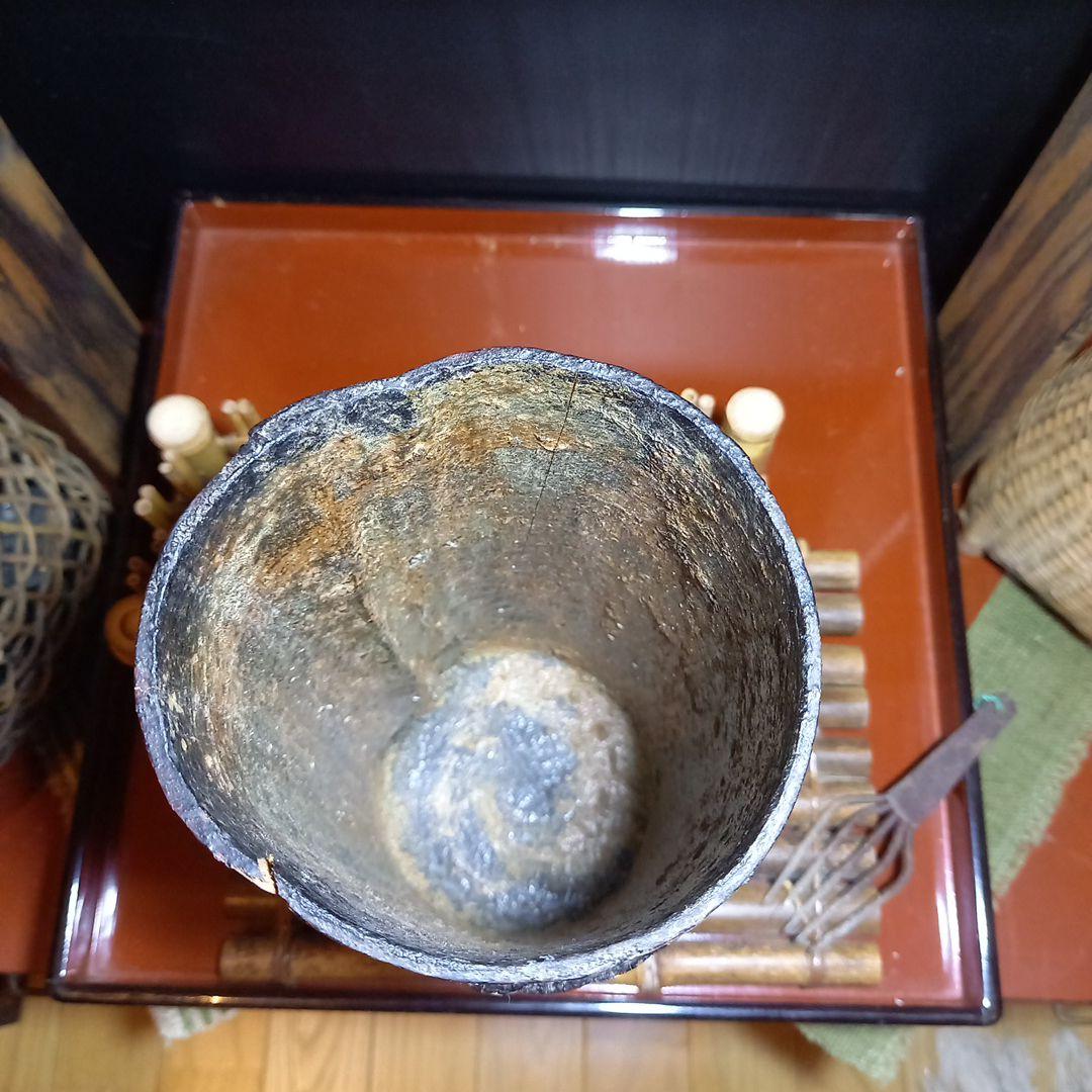職人さんの使い込まれた漆桶.漆掻壺