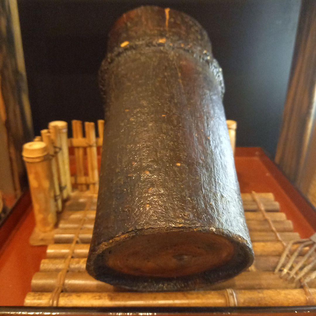 職人さんの使い込まれた漆桶.漆掻壺