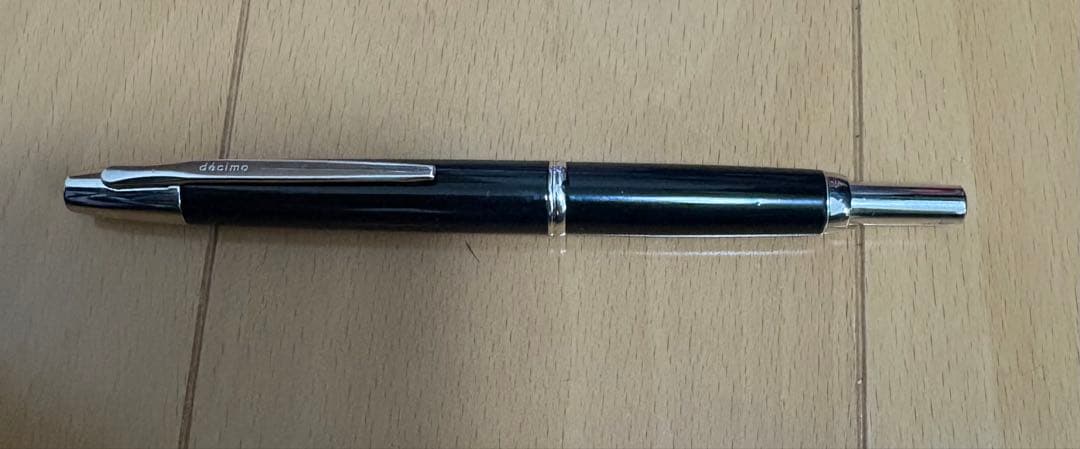 キャップレス万年筆デシモ黒 F